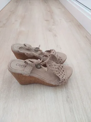 Sandalias cuña crochet beige