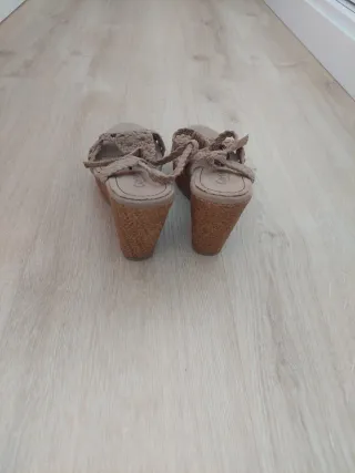 Sandalias cuña crochet beige