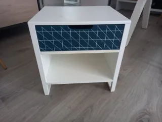 Mesita de noche blanca con cajón