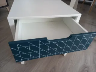 Mesita de noche blanca con cajón