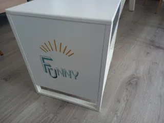 Mesita de noche blanca con cajón