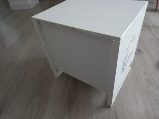 Mesita de noche blanca con cajón