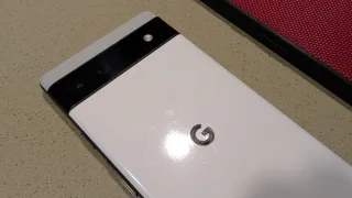 Google Pixel 6a , Caja y Funda Roja