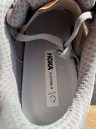 Zapatillas Hoka para correr grises y blancas