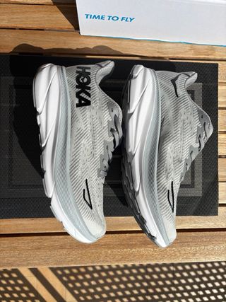 Zapatillas Hoka para correr grises y blancas