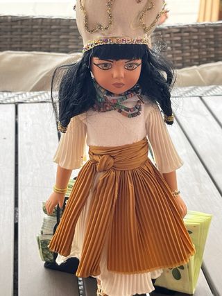 Bambola in porcellana stile antico