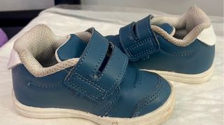 Zapatos de bebé (2 pares) y zapatillas de casa