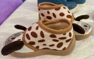 Zapatos de bebé (2 pares) y zapatillas de casa