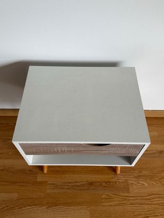 Mesita de noche blanca y madera