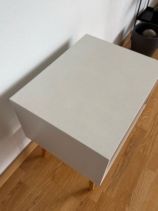 Mesita de noche blanca y madera