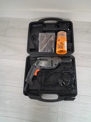 Taladro percutor con brocas, marca Kenston