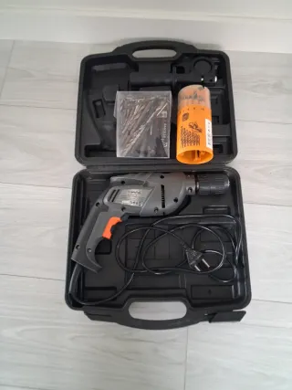 Taladro percutor con brocas, marca Kenston