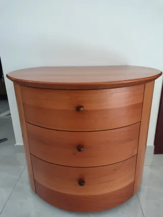 Comó e comodino legno forma stondata