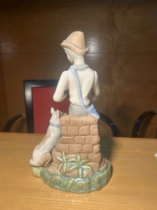 Figura de porcelana niño y perro