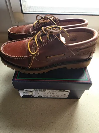 Zapatos náuticos de piel marrón