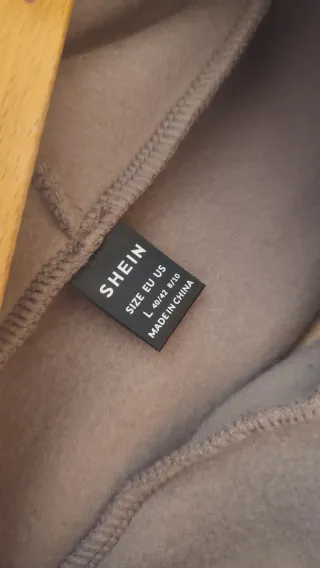 Sudadera marrón con capucha y bolsillo