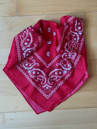 Bandana roja con diseño paisley