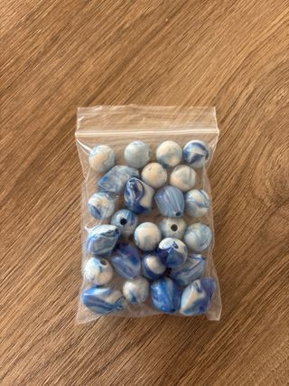 Abalorios de plástico azul y blanco
