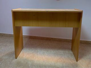 Mesa escritorio de madera con cajón y hueco