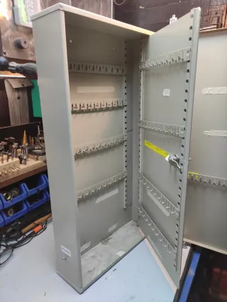 Armario de llaves metálico . Se escuchan ofertas