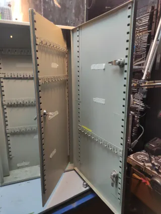 Armario de llaves metálico . Se escuchan ofertas