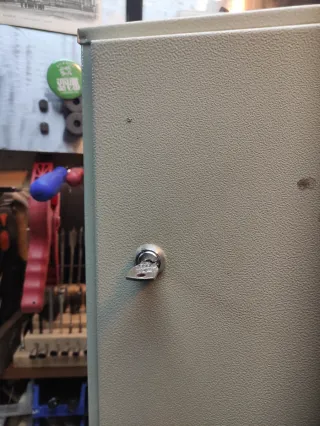 Armario de llaves metálico . Se escuchan ofertas