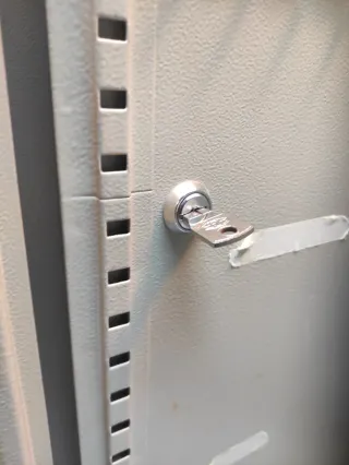 Armario de llaves metálico . Se escuchan ofertas