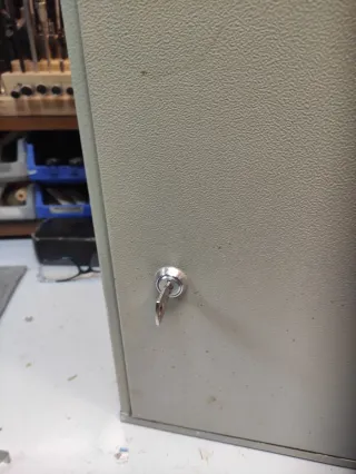 Armario de llaves metálico . Se escuchan ofertas