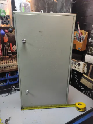 Armario de llaves metálico . Se escuchan ofertas