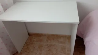 Mesa de escritorio blanca