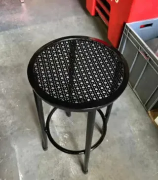 Sgabello in ferro nero