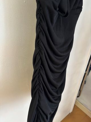 Vestido negro corto con flor blanca de Zara