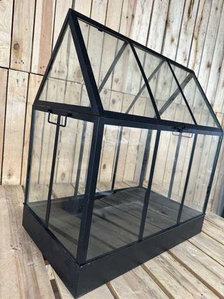 CASA PEQUEÑA PARA PLANTAS Y FLORES NEGRA