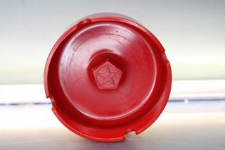 Cenicero vintage Cerveza Damm, Estrella Dorada. Baquelita roja.