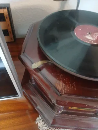 Gramófono His Master's Voice sin campana