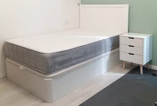 Mesilla de noche blanca