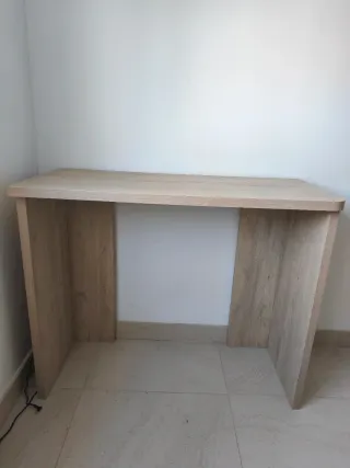 Mesa escritorio de madera clara