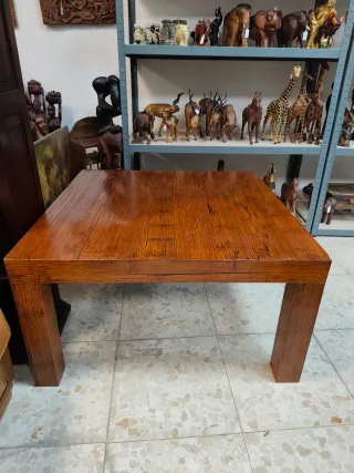 Mesa cuadrada de madera