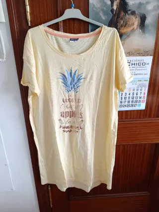 Camiseta larga amarilla con piña