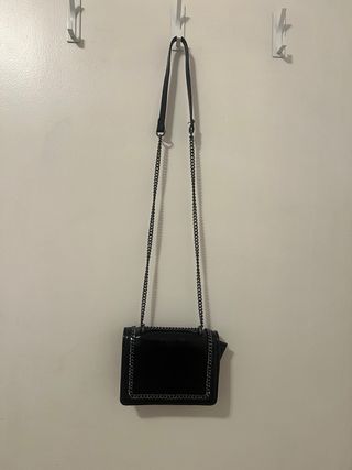 Bolso Zara negro pequeño con cadena plateada