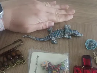 Lote bisutería: broches alfileres