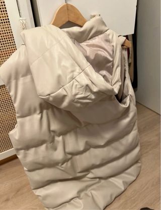 Chaleco plumífero impermeable beige largo