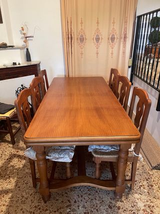 Mesa de comedor de madera maciza.
