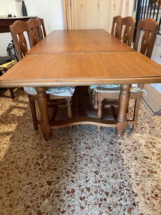 Mesa de comedor de madera maciza.