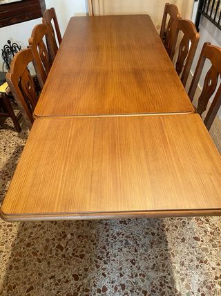 Mesa de comedor de madera maciza.