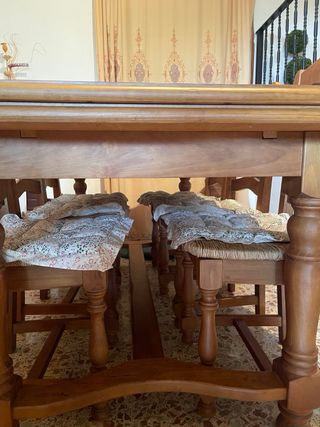 Mesa de comedor de madera maciza.