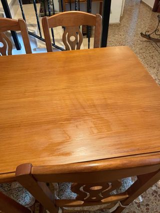 Mesa de comedor de madera maciza.