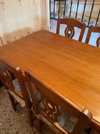 Mesa de comedor de madera maciza.