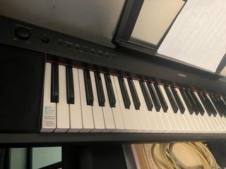 Piano Yamaha Piaggero NP-11 con pedale