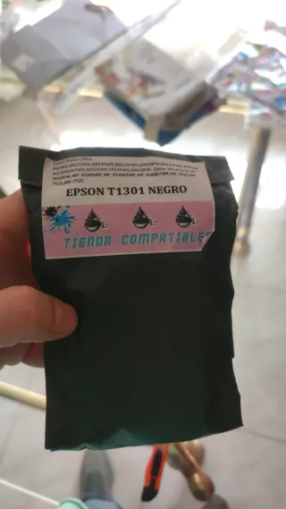 Cartuchos de tinta para impresora Epson.